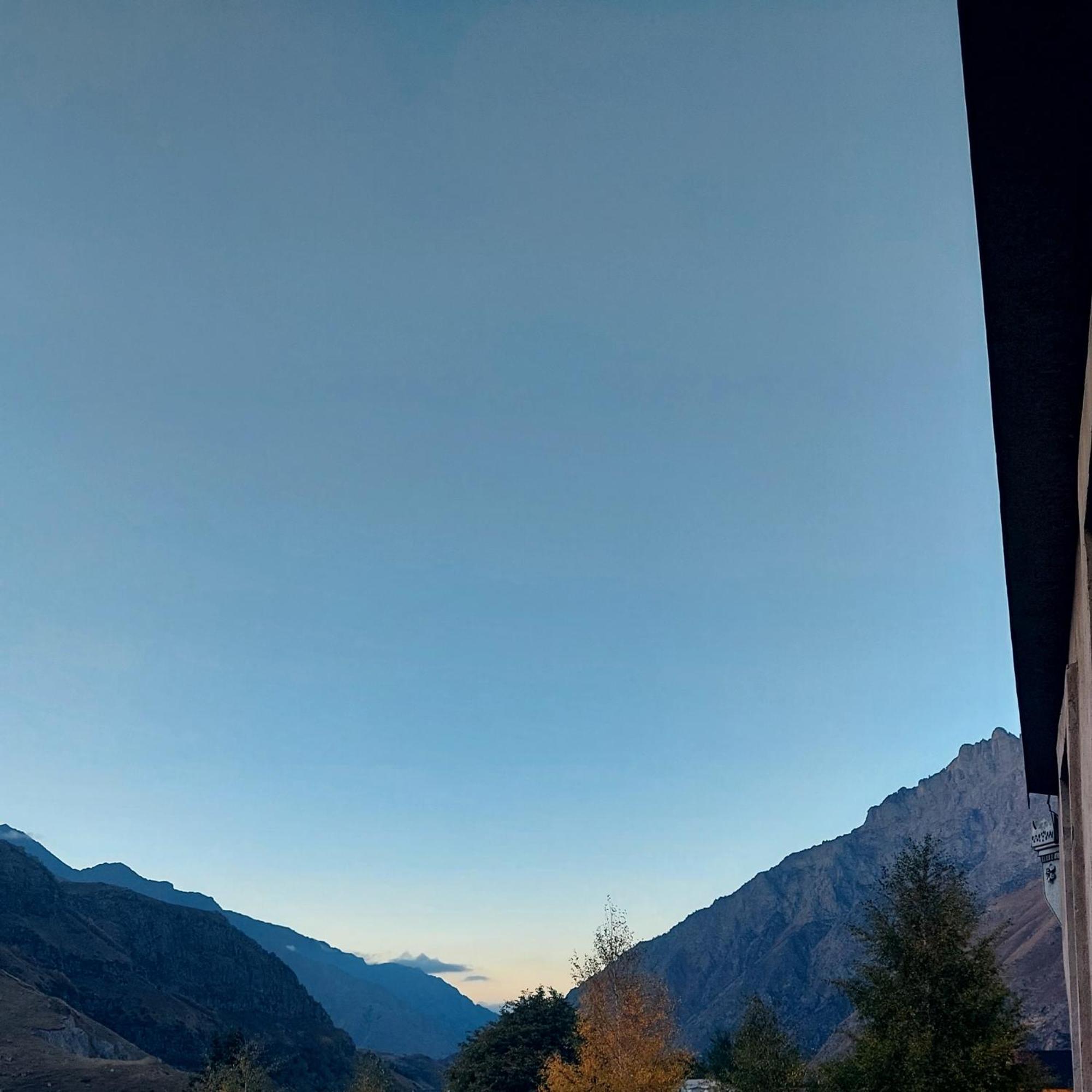 The White House Hotel Kasbegi Kamer foto