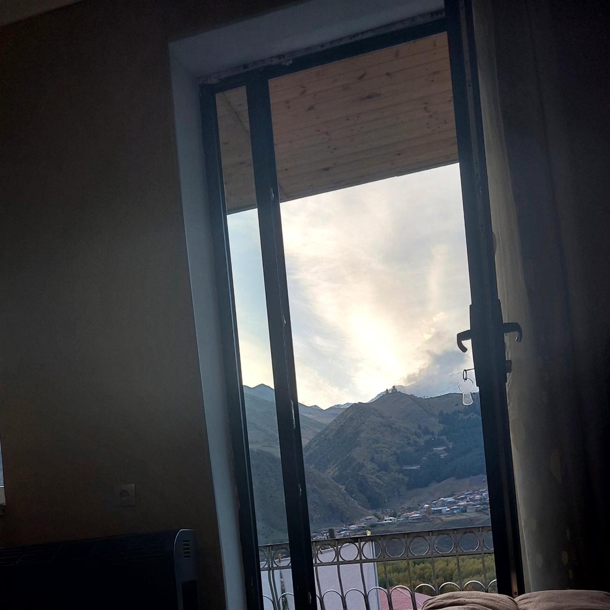 The White House Hotel Kasbegi Kamer foto